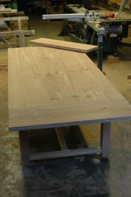 Table en chêne avec rallonges et tiroirs, 3m de long, détails.